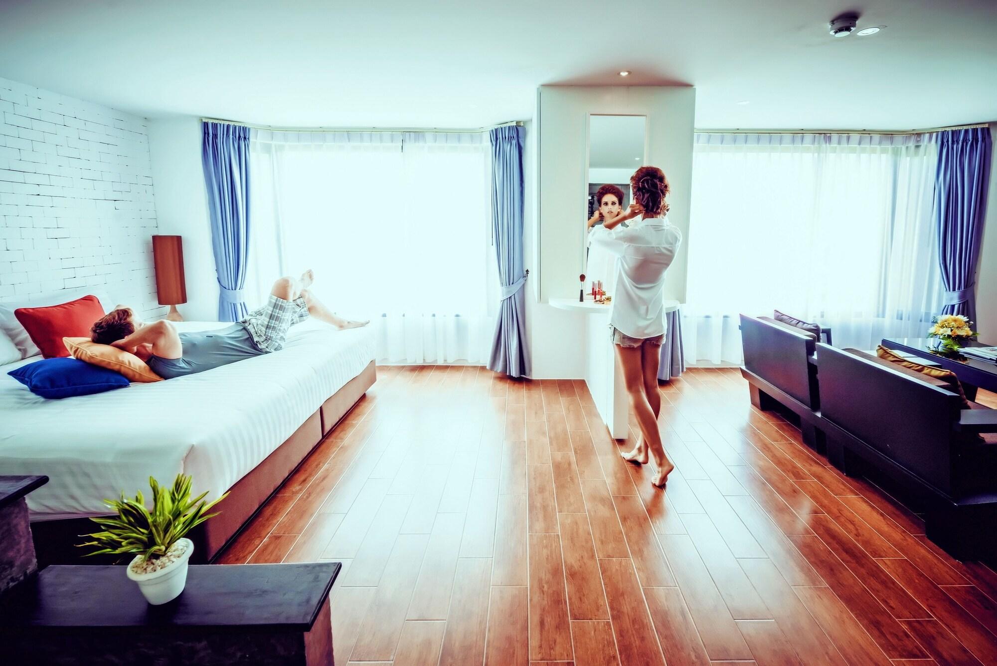 Raha Grand Hotel Patong Exterior foto