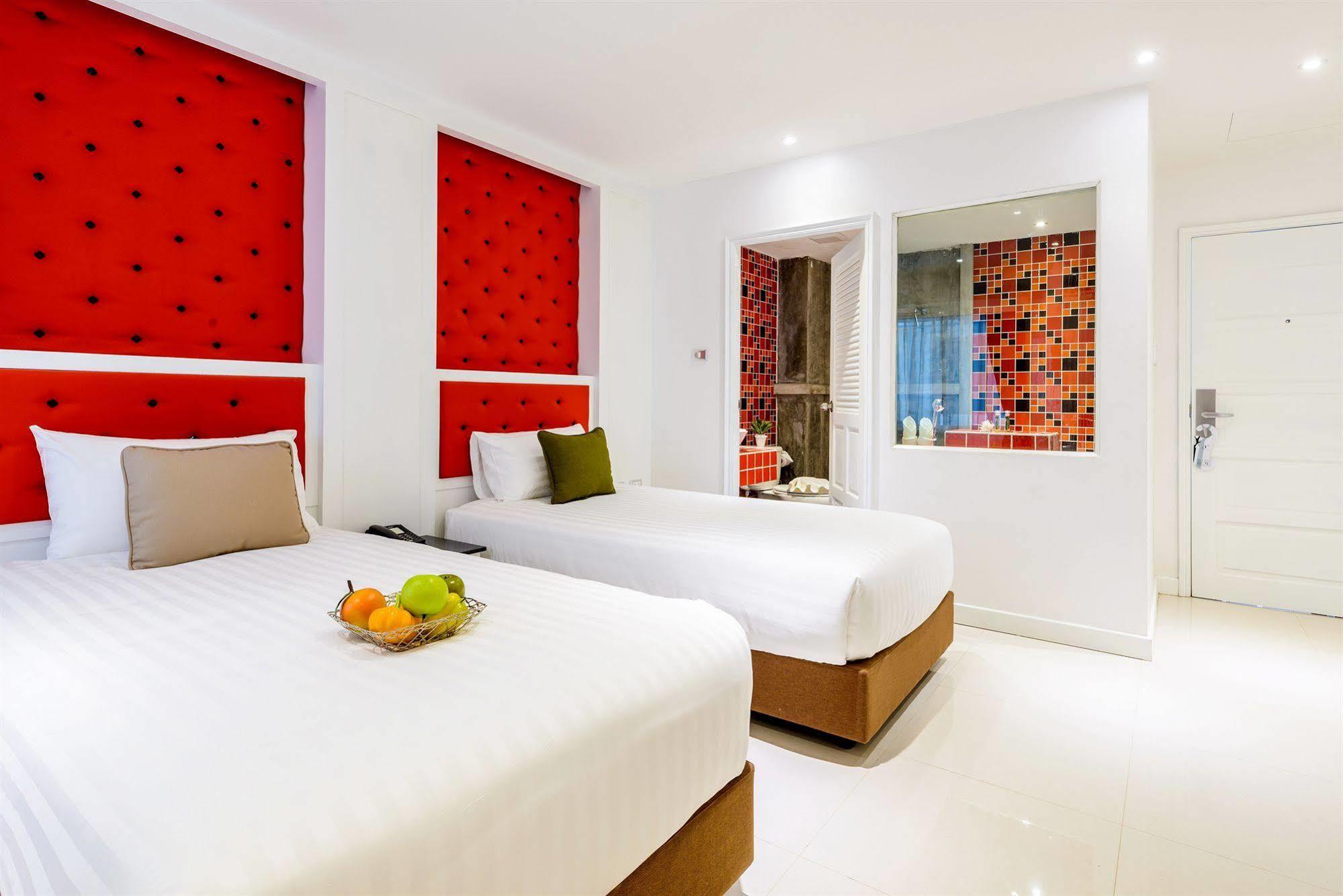 Raha Grand Hotel Patong Exterior foto